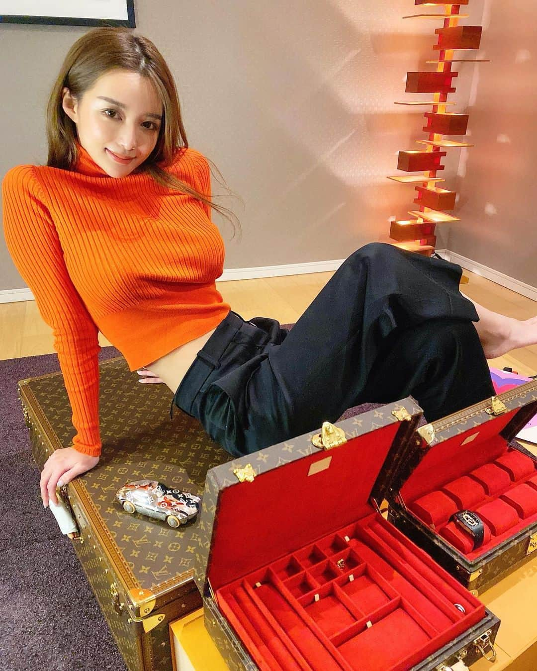 濱野りれさんのインスタグラム写真 - (濱野りれInstagram)「@louisvuitton  World♥️ This is a Celebration of 1 million followers!! #jewelrybox  #watchcase #suitcase  The movie of UNBOXING is uploaded by my YouTube channel📌【riregram】  . インスタ100万人お祝いしてもらった🥺♥️♥️♥️ 次の動画は100万人行くまでのお話を載せる予定✨Instagramやってるそこの貴方❣️必見ですよ〜😊 . . #louisvuitton #louisvuittonbags #louisvuittonaddict #louisvuittoninternational #lvmonogram #monogram  #lvlovers #lvlover #richardmille #lvsuitcase #luxuryjewelry #luxurywatch #ヴィトン #ルイヴィトン #ジュエリー #ジュエリーボックス #スーツケース」1月20日 12時19分 - riregram