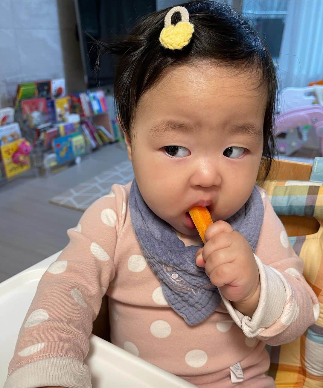 イ・ユンジのインスタグラム：「엄마잡는토끼씨🥕#째리도귀야워」