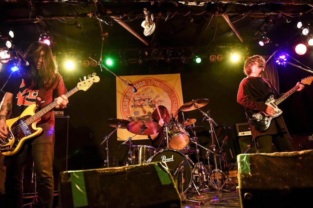 のインスタグラム：「【LIVE SCHEDULE】﻿ ﻿ 2/9(火)三軒茶屋HEAVEN'S DOOR﻿ 2/25(木)新宿WildSideTokyo﻿ 3/5(金)三軒茶屋HEAVEN'S DOOR﻿ ﻿ ▽strange world's end TICKET予約﻿ http://www.strangeworldsend.com/schedule-1/ticket-info/﻿ ↑チケットご予約はプロフィール欄にあるリンクのofficial webから出来ます。﻿ ﻿ photo by#セオサユミ﻿ ﻿ #strangeworldsend #ストレンジワールズエンド #飯田カヅキ #kazukiiida #平マサト #masatotaira #フルカワリュウイチ #ryuichifurukawa #band #バンド #live #livephoto #ライブ #ライブ写真 #livehouse #ライヴハウス」