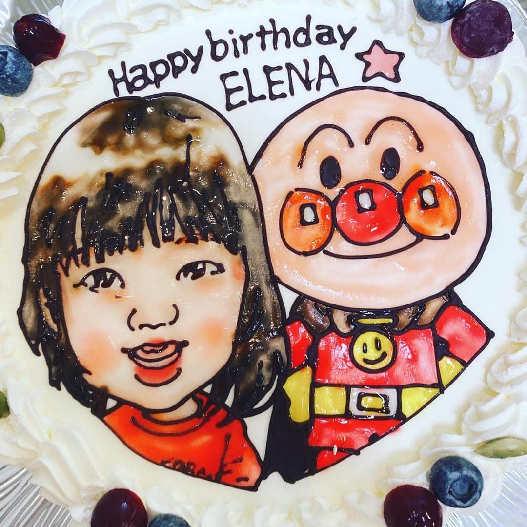 高村凛さんのインスタグラム写真 - (高村凛Instagram)「本日、えれちゃん、3歳誕生日🎂  アンパンマン大好きだから、アンパンマンと似顔絵ケーキにしたよ🎉💕👍  #アンパンマンケーキ  #3歳誕生日 #happybirthday  #3yearsbirthday」1月20日 12時14分 - rin_takamura