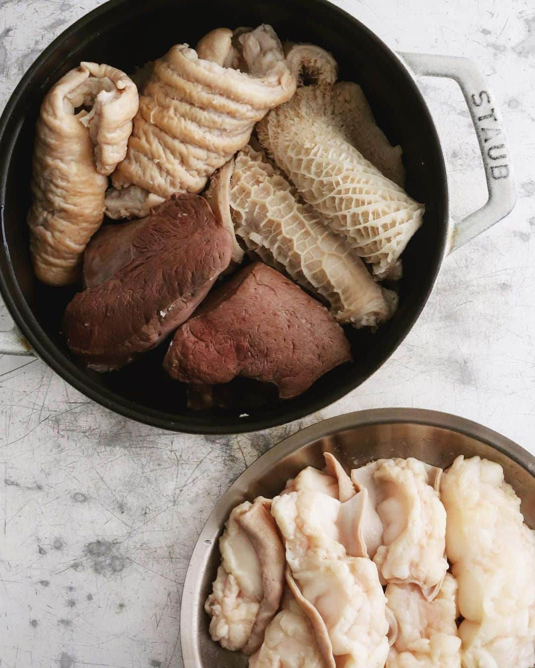 樋口正樹さんのインスタグラム写真 - (樋口正樹Instagram)「Today's lunch . 今日の昼ごはんは、 ひじきとちくわの 炊き込みごはんと、 少し残しておいた ピェンローの汁と、 菜の花のおひたし。 . ２枚目は牛もつで、 煮込みの準備中で 下茹で始めたとこ。 各３００グラムで 白もつ、ハチノス、 ハツ、別皿は小腸。 もつ煮、トマト煮、 カレーなどを予定。 これで３日くらい 楽しめそうかなー🍶 . . #お昼ごはん #おうちごはん #おうち時間 #炊き込みご飯 #残りものご飯 #菜の花のお浸し」1月20日 12時15分 - higuccini