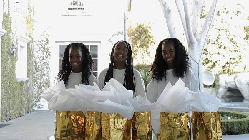 People Magazineさんのインスタグラム写真 - (People MagazineInstagram)「Sean "Diddy" Combs' girls are helping those in need. ❤️ In a new video on their YouTube channel, twins D'Lila Star and Jessie James, along with their sister Chance, document their recent experience donating special packages of customized beauty and skincare products to Alexandria House in Los Angeles. "Last year and going into this year has been difficult for so many. We know how truly blessed we are, and our parents have taught us the importance of helping others," Chance, D'Lila and Jessie tell PEOPLE. 🙏 Tap the bio link to watch the full video. 📷: The Combs Twins/Youtube」1月20日 12時16分 - people