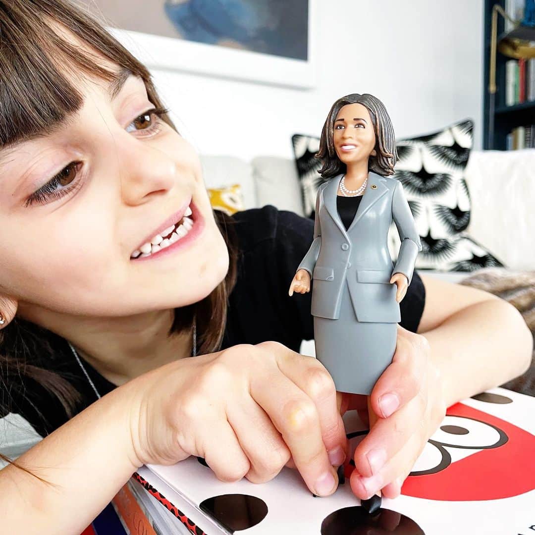Ilana Wilesのインスタグラム：「We are SO READY! Harlow asked for a Joe Biden action figure to go with Kamala, Mike is starting a Doug Emhoff fan club (his words, not mine), Mazzy is considering wearing her “the present is female” sweatshirt tomorrow and I’ve got the Vienneta chilling in the freezer. Happy Inauguration Eve!!!! 🎉🥁🍾🇺🇸」
