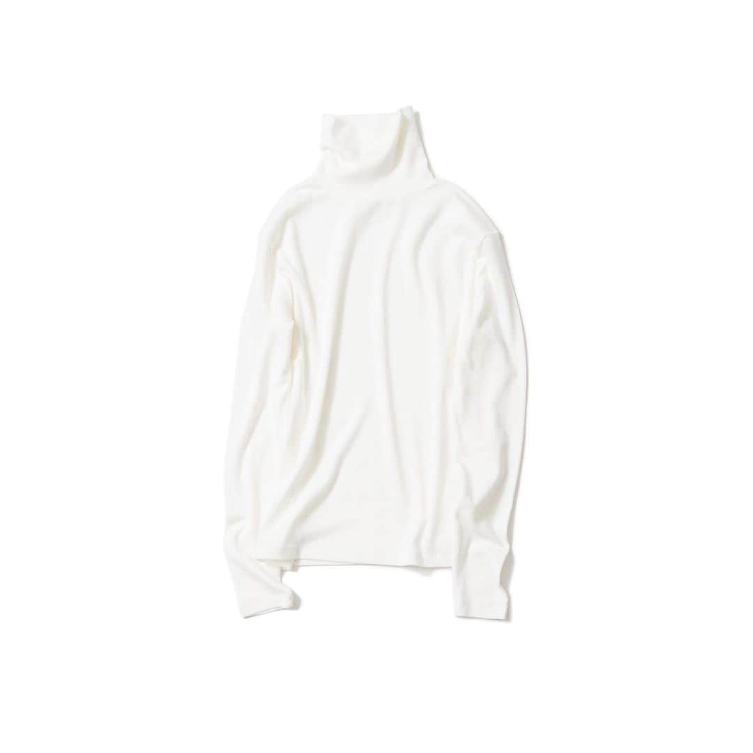 のインスタグラム：「・ New♦️Arrival・ ・ ♦︎ COULEURクレール/タートルネック プルオーバー(milky white) ・ モダール混の柔らかく心地よい着心地のタートルネックカットソー。 首まわりに優しく馴染み暖かく、インナー使いとしても大活躍できる一枚。 冬のレイヤースタイルに取り入れたいベーシックアイテムです。  ・ #kkcloset #kkshop #菊池京子 #kyokokikuch #coordinate #code #ootd #outfit #kotd #カジュアル #follow #style #fashion #ファッション #秋冬 #happy #インナー #タートル #オフホワイト #モダール」