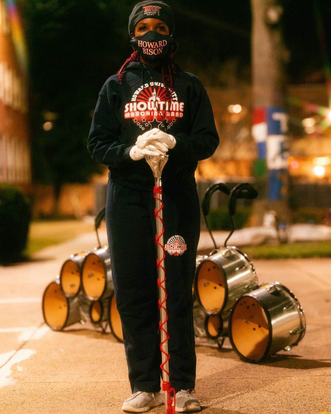 National Geographic Creativeのインスタグラム：「Photo by @jaredsoares  Destiny Moore, a drum major in Howard University’s Showtime March Band, waits during practice on January 19, 2021, on campus in Washington, D.C. The band will escort Vice President-elect Kamala Harris, a graduate of Howard, for the 59th presidential Inauguration. Due to safety precautions, only about a third of the band's members will be able to participate, including the drumline, Flashy Flag Squad, and Ooh La La dancers.」