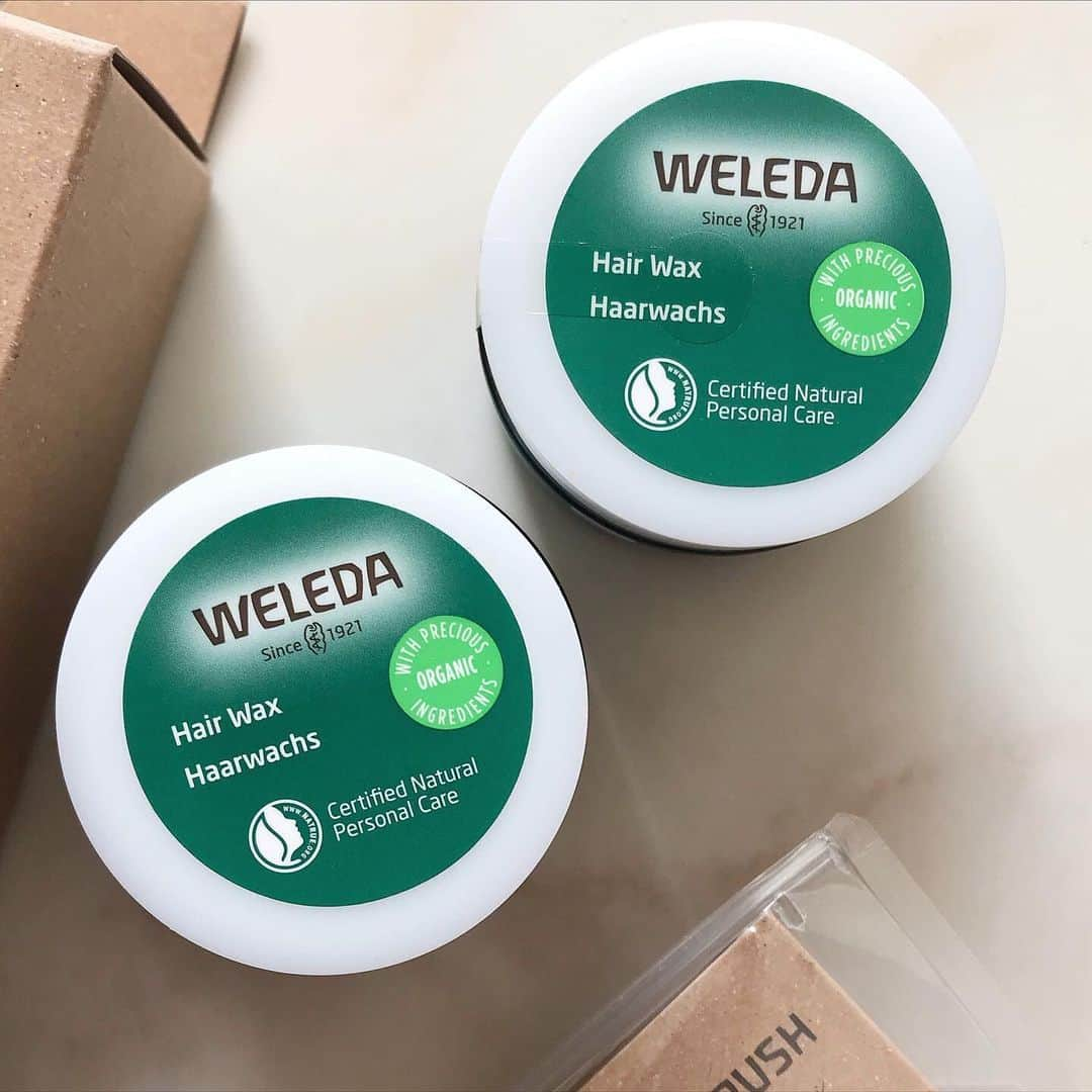 Michikoさんのインスタグラム写真 - (MichikoInstagram)「________ HEAD/HAIR CARE ✔️ . @weleda_japan の健やかな頭皮に着目した 日本開発処方のオーガニックヘアケアライン。 発売したばかりの新製品を購入。  #ヘアワックス (天然由来成分100％の高保湿バーム) 自然な艶とウェット感を与える オーガニックヘアワックス。  ハンド・ネイル・リップ等のパーツケアにも使えるから  ”ながらケア” にも最適。 配合成分やテクスチャー、香り、全て気に入ったため ２つ購入しました。 好みのヘアワックスに出会えて嬉しい❤︎  #ウッドパドルブラシ (頭皮マッサージ用) 軽さと持ちやすさを追求した天然木のパドルブラシ。 クッション性のあるやさしい肌あたりなのに、 頭皮の血行促進をサポートしてくれるとか。 浴室に持ち込めるのも嬉しい。  #ヘッドスパブラシ 水に強い竹材とエコ素材を使用。 柔らかでコシがある心地よい刺激。 頭皮クレンジングやシャンプーと一緒に使うと 気持ちがいいです。 . ブラシ類は、森林認証を取得しているそう🌏🌱🕊 . . #WELEDA #ヴェレダ#WELEDA100周年  .」1月20日 12時36分 - michiko.jp