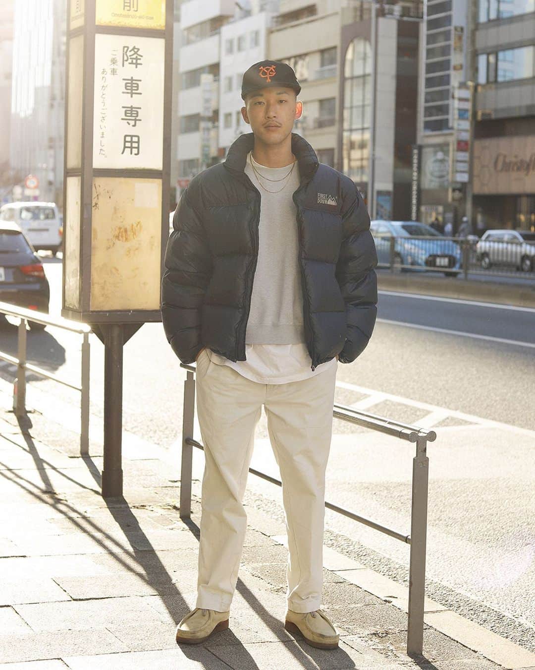 のインスタグラム：「TOKYO STREET STYLE⁣⁣ Name: @yu8day  Occupation: DJ Outer: #FIRSTDOWN Top: #STUSSY Pants: #PoloRalphLauren Shoes: #Clarks Cap: #Giants #streetstyle#droptokyo#tokyo#japan#streetscene#streetfashion#streetwear#streetculture#fashion#ストリートファッション#コーディネート ⁣⁣ Photography: @yuri_horie_」
