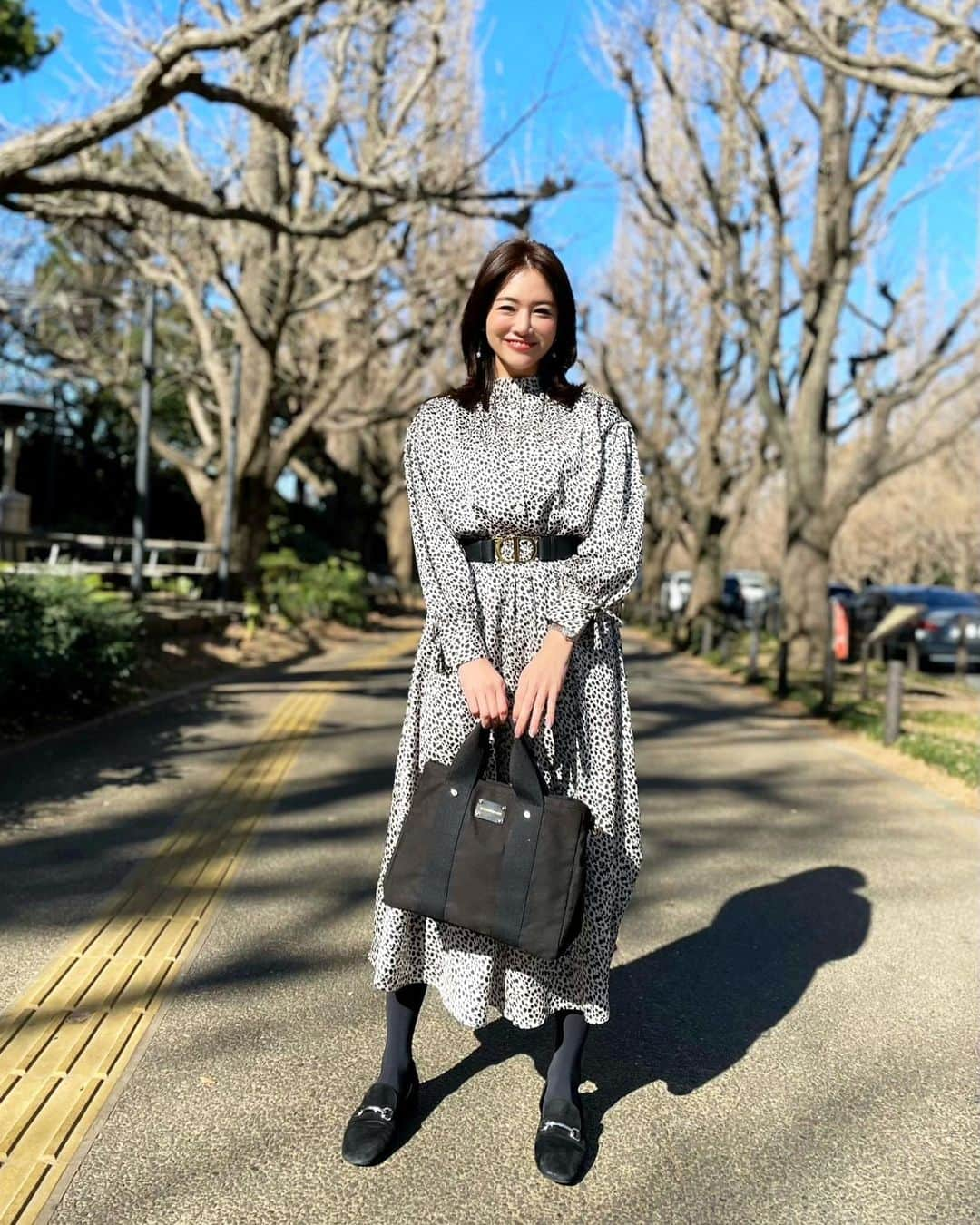 石井里奈さんのインスタグラム写真 - (石井里奈Instagram)「こんにちは☀️ 今日はモノトーンコーデ🧸✨ 小物をブラックでまとめて統一感を出してみました❤️✨ . dress... @naturalbeautybasic_official  belt... @dior  shoes... @prada  bag... @barnyardstorm  . バンヤードストームのトートバッグはマチも広くて沢山荷物が入るのに可愛いので使いやすいよ🙆‍♀️✨ . ということで新年初のインスタライブのお知らせ❣️ @barnyardstorm さんのアカウントから22日の金曜日、18時半〜のインスタライブに出演します👏（私のアカウントではないので要注意❣️） . このトートバッグや新作アイテムでのコーデを実際着て紹介したり、フリートーク含め色々お話できたら嬉しいです❣️（1時間くらいやる予定です） ぜひお待ちしてます〜🎵 . #りなまるコーデ #バンヤードストーム #barnyardstorm #トートバッグ #エコバッグ #サスティナブル #sustainable #naturalbeautybasic #ナチュラルビューティー #naturalbeauty #モノトーンコーデ #モノトーン #豹柄 #アニマル柄 #インスタライブ #コーデ #coordinate #blackfashion #シンプルコーデ #コーディネート #きょコ #冬コーデ #冬服コーデ #prada #プラダ #dior #ディオール #プチプラコーデ #ファッション通販 #ファッション」1月20日 12時31分 - ri7tin1025