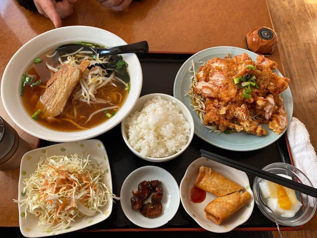カバのインスタグラム：「おはようございます。  朝ご飯は基本的にご飯なのですが、パン屋さんをお手伝いさせて貰い出してからは、パンか食べないかの2択になりました。  ちょい小腹空いたけど、食べるほどの感じでもないなぁ、、、って思った時はこの画像を見ることにしてます。これで大体お昼過ぎまでお腹持ちます。エゲツなびっくり量の定食です。  おかず大盛りで、汁物のポジションにデカチャーシューがのった通常サイズのラーメン、太め具沢山の春巻きに、山盛りサラダと優しい味の杏仁豆腐。ほんま大食い選手育成店に来たのかと思いましたよ！  これお昼に食べて、次の日のお昼までお腹持ちましたからね、コスパは良しですよ。 機会があれば皆さんも是非。  大食い選手育成店、、？？💦  あぁ、痩せたい！  #本日のでぶ活 #でぶ活 #大食い選手育成店 #絶品飯 #あぁ、痩せたい」