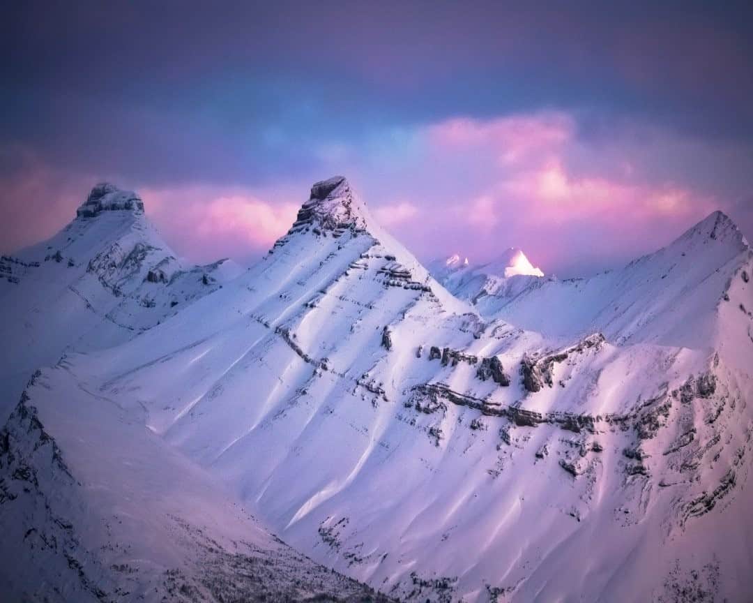 National Geographic Travelさんのインスタグラム写真 - (National Geographic TravelInstagram)「Photo by @kahliaprilphoto / The white snow reflects every color of the sky in Jasper National Park. I love watching the sunrise in the snow-covered mountains during the winter.」1月20日 12時34分 - natgeotravel