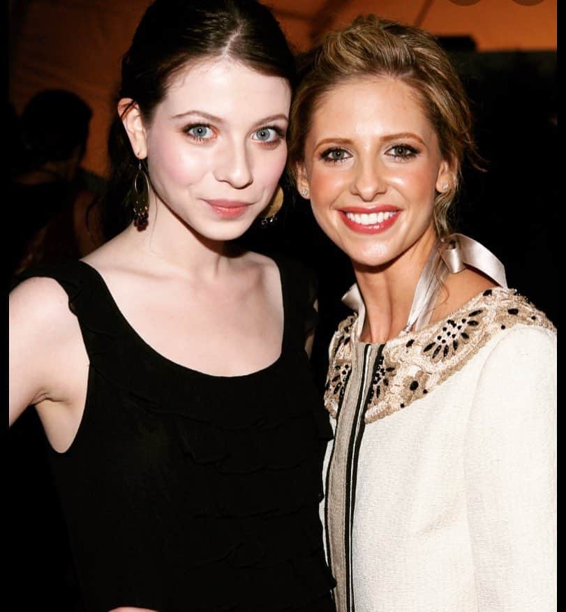 ミシェル・トラクテンバーグさんのインスタグラム写真 - (ミシェル・トラクテンバーグInstagram)「Happy "40th birthday Buffy" you slay me. ⚰🍾🗝 @sarahmgellar #throwback」1月20日 12時35分 - michelletrachtenberg