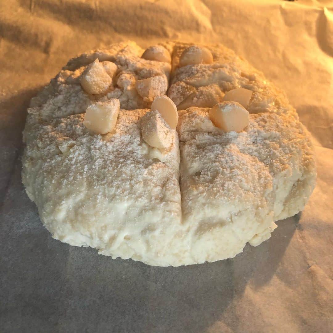 純名里沙さんのインスタグラム写真 - (純名里沙Instagram)「パン、焼いちゃいました✨😙💕 ・ 例によって、明日のパンがない事に昨夜気がついて、、牛乳もあまり無かったのでヨーグルトで作れるパンを検索したら、、❗️ありました☺︎ ・ レシピではベーキングパウダーのところをイースト菌にして一晩寝かせて、朝焼いてみたら、、もう最高❤️ ・ 焼きたてパンはやっぱり美味しいなぁ〜✨✨✨部屋中に漂うパンの香りにまず癒され、、美味しさに癒され、、これはパワーでます♪ ・ 簡単に出来るので、#クラシル さんで検索してみてください♪かなりおすすめデス🥰リピ決定！✨ ・ #手作りパン #ヨーグルトパン #かんたんレシピ  #簡単 #マカダミアナッツ #入れてみた #焼きたてパン  #美味しすぎました💕  #おうち時間」1月20日 12時45分 - risajunna3158
