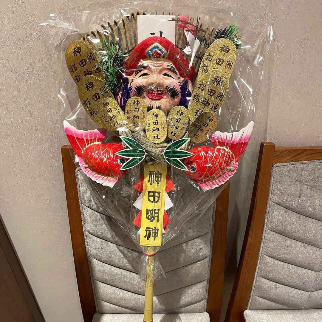 のインスタグラム：「#名も無き世界のエンドロール ヒット祈願で、神田明神さんに。 今まで熊手を頂いた事が無いので、 テンション上がりました〜❣️ 部屋に置くと、何か華やかになりましたよ〜😊 #岩田剛典 #新田真剣佑 #山田杏奈 #中村アン」