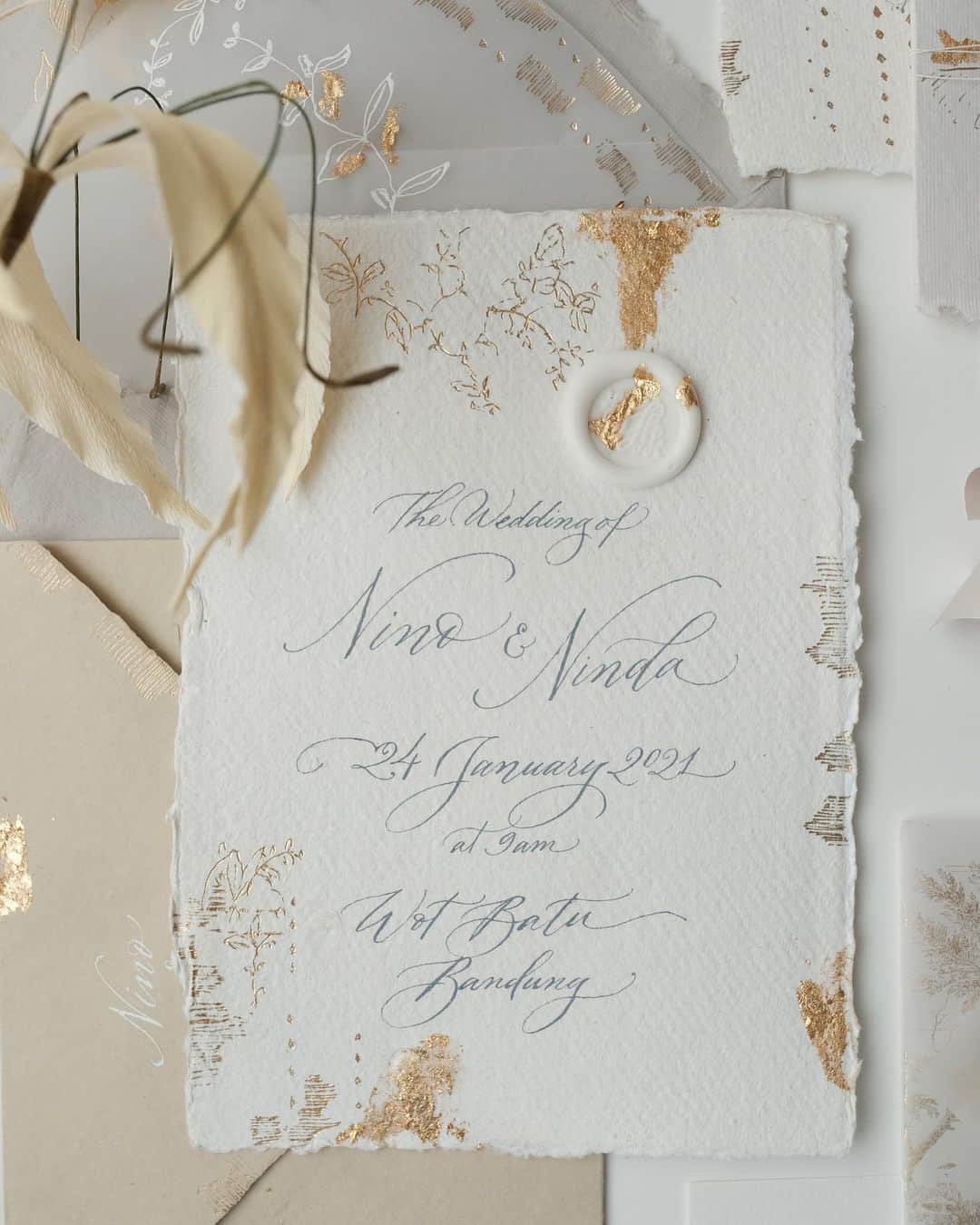 Veronica Halimさんのインスタグラム写真 - (Veronica HalimInstagram)「For the love of nude color palette, playing with different handmade paper texture and vellum to create the delicate see through and layering effect in the overall suite. —   #vhcalligraphy #truffypi #カリグラフィー #カリグラフィースタイリング #モダンカリグラフィー #calligraphystyling #カリグラフィーワークショップ #weddingstationery #moderncalligraphy #handmadepaper  #penmanship #ウェディング #ウェディングアイテム #カリグラファ #スタイリングワークショップ #スタイリング #prettypapers #weddingsuite #styledshootbundle」1月20日 12時45分 - truffypi