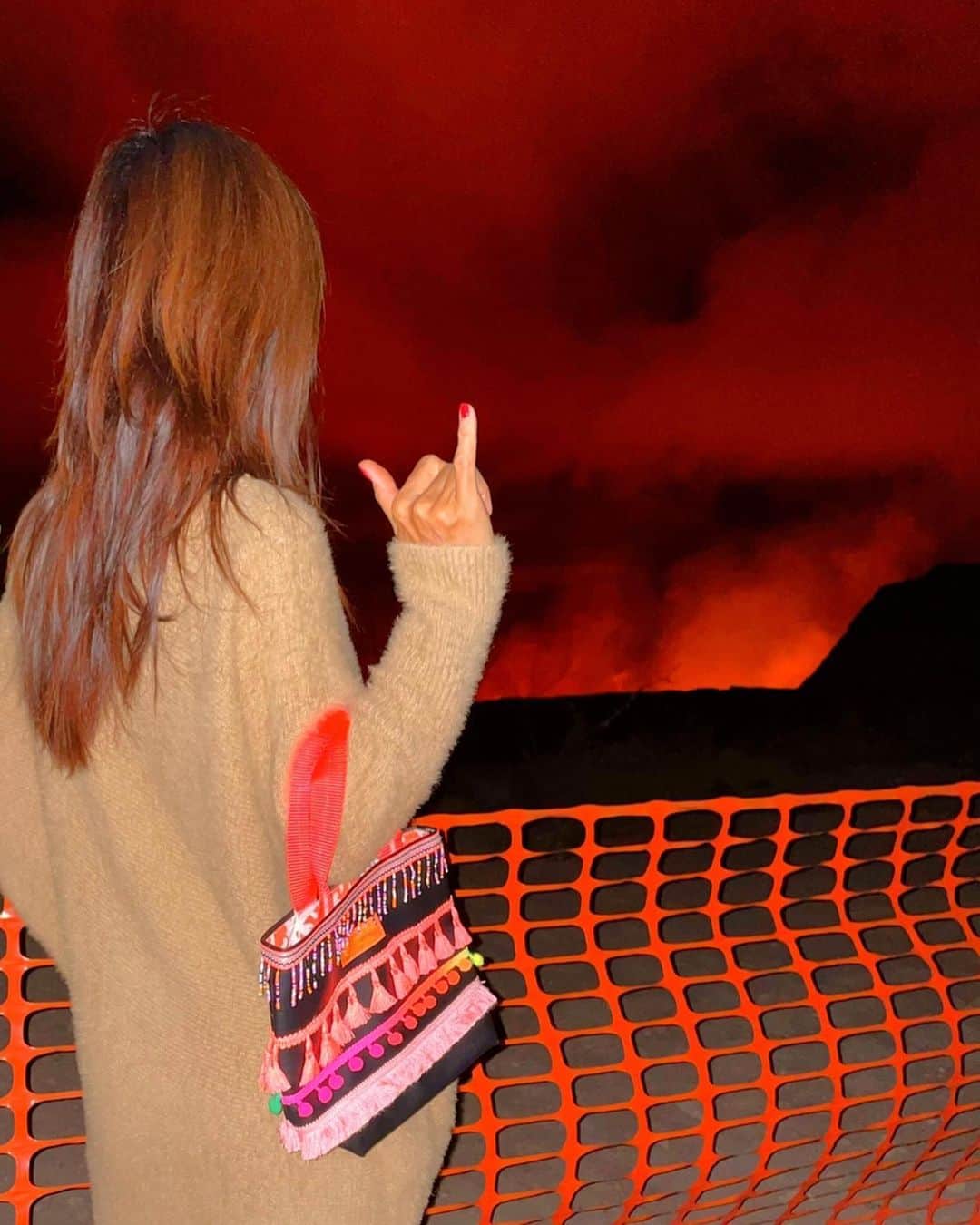 Moco Lima Hawaiiさんのインスタグラム写真 - (Moco Lima HawaiiInstagram)「MLH Palm Trees Tote x Volcano    ボルケーノで真っ赤に染まった空。地球ってすごいなーと思いました。(※写真はナイトモードで撮っています)   #volcano#volcanoeruption#volcanonationalpark#volcanohawaii#bigisland#2021#janurary#nationalpark#nightsky#nighttime#red#vacation#hawaii#red#black#palmtrees#mydesign#newfesign#mocolima#mocolimahawaii#ボルケーノ#噴火#ハワイ島#今#赤い空#夜#火山#キラウエア火山#キラウエア#キラウエア火山国立公園#モコリマハワイ」1月20日 12時43分 - mocolimahawaii