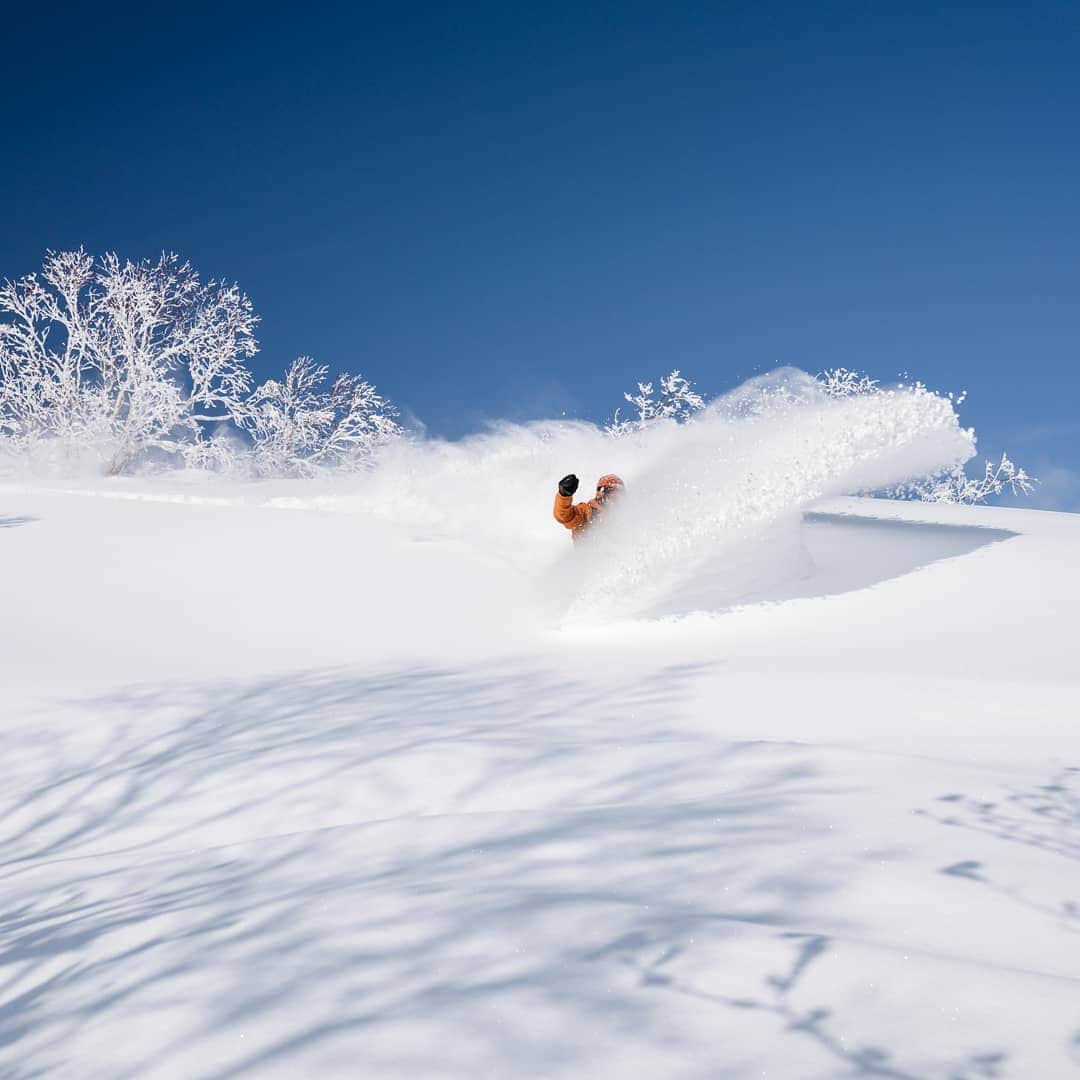 ビラボンのインスタグラム：「Life's better when you shred.  スノーコレクションは、プロフィールのリンクから！  #BillabongAdventureDivision」