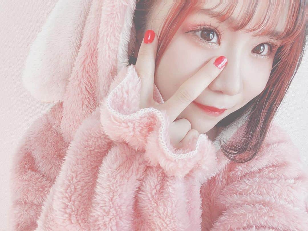 のインスタグラム：「新しいルームウェアを買いました♡ うさぎさんですꪔ̤̥  もこもこでめちゃくちゃ暖かいですっ 末端冷え性なのでもこもこすりっぱもほしい！これもうさぎさんでお揃いにしたい！  #仮面女子 #スチームガールズ #ぴゅあふる #ルームウェア #パジャマ #うさぎ #ピンク」