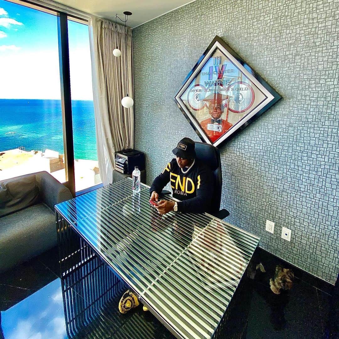 マック・メインのインスタグラム：「If I let you have my phone for a day I bet you’d give dat bih back in a hour (or less) 😅😈 #OfficeVibez #Pressure #GotMyLilOneWithMe #BentleysDad」