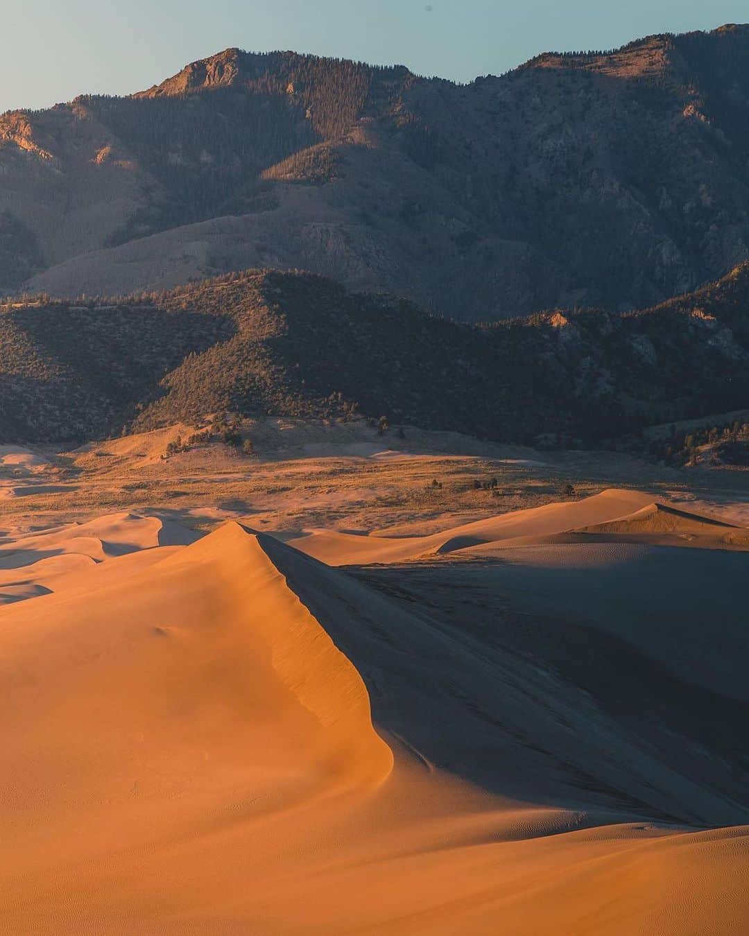 instagoodさんのインスタグラム写真 - (instagoodInstagram)「@theappdude17 Great Sand Dunes is very much deserving of more than just one picture. Definitely the most unique place I’ve ever visited, and easily one of my favorites. Hiking up these sand dunes was one of the most challenging things I’ve ever done, but man was it a surreal experience. I would go back to Colorado just to see these again!」1月20日 12時51分 - instagood
