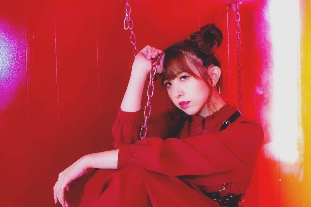 井上麗夢のインスタグラム：「おひるだよ☀️﻿ ﻿ 去年はね。﻿ お芝居ができなくて﻿ お芝居が続けられないとお金もなくて﻿ 心の余裕がなくて﻿ 本当に不安だらけだった。﻿ ﻿ でも、今ももちろん﻿ 稼げるお仕事なんてひとつもできなくて﻿ 毎日なくなるだけなんだけど﻿ ﻿ すきなこと、やってみたいことに﻿ 毎日夢中になってやってみて。﻿ ﻿ ﻿ これがこの先﻿ 何かお金になるものを生み出せる﻿ ひとつの力になればいいな﻿ ﻿ って思って最近は毎日を﻿ 充実してすごしてるよ🥰﻿ ﻿ ﻿ ﻿ Twitter:@Remu_19﻿ ﻿ ﻿ ﻿ #カメラ女子 #カメラ女子部 #ipone #東京写真部 #写真部 #instagood #pentax #olympus #olympuspen #写真好きな人と繋がりたい  #写真を撮るのが好きな人と繋がりたい  #カメラ好きな人と繋がりたい #カメラマン募集 #ファインダー越しの私の世界  #フィルター越しの私の世界 #ポートレート #ポートレートモデル #女優 #井上麗夢　#YouTube #ダイエット #写真集」