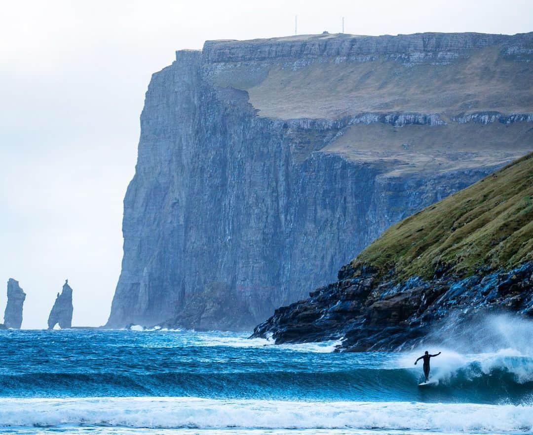 クリス・バーカードのインスタグラム：「A Faroese dance.   @jquinny」