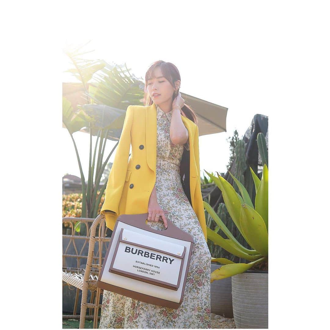 Miss Hunnyのインスタグラム：「@ardobbb 說， 在我身邊要帶小本子， 把我的金句抄下， 年終的時候整合一下就可以出書， 我問那作者是寫你的名字嗎🤣 她回答當然😳 #真正朋友無誤👌🏻 昨晚金句： 情情塔塔都係唔啱我， 我都係出返去打打殺殺 ( ´Д`)y━･~~  MeWe : Miss Hunny Hair make @rickb1126  Photo by @kenlfoto  #swipeleft #burberryhk」