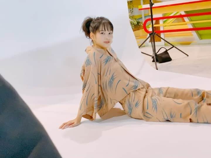 のインスタグラム：「渚と目が合う動画…🧡  mina本日発売です😊」