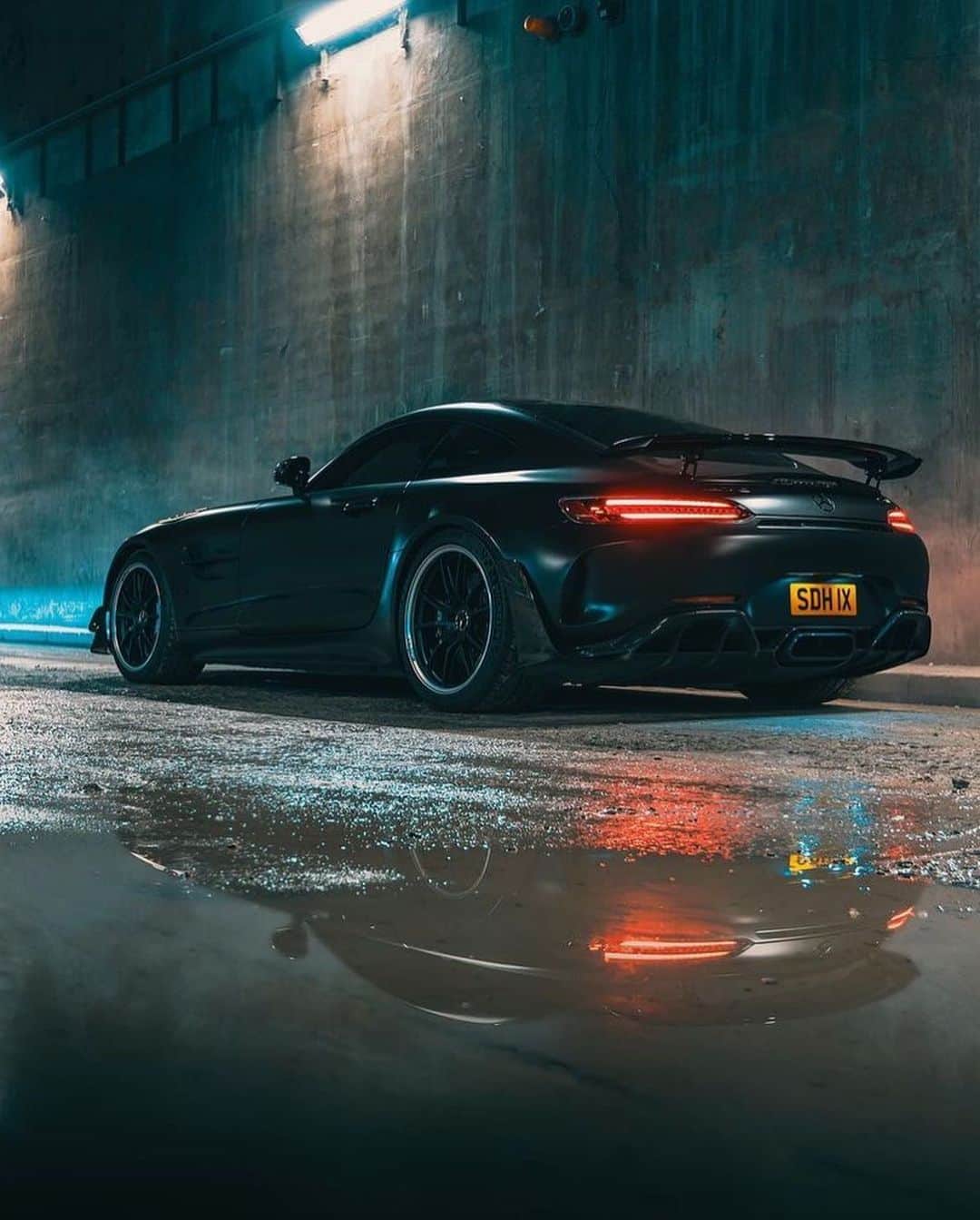 CARLiFESTYLEさんのインスタグラム写真 - (CARLiFESTYLEInstagram)「All black Mercedes AMG GT R Pro! Photo by @gfwilliams • @sdhracing #carlifestyle #amggtrpro」1月20日 13時07分 - carlifestyle
