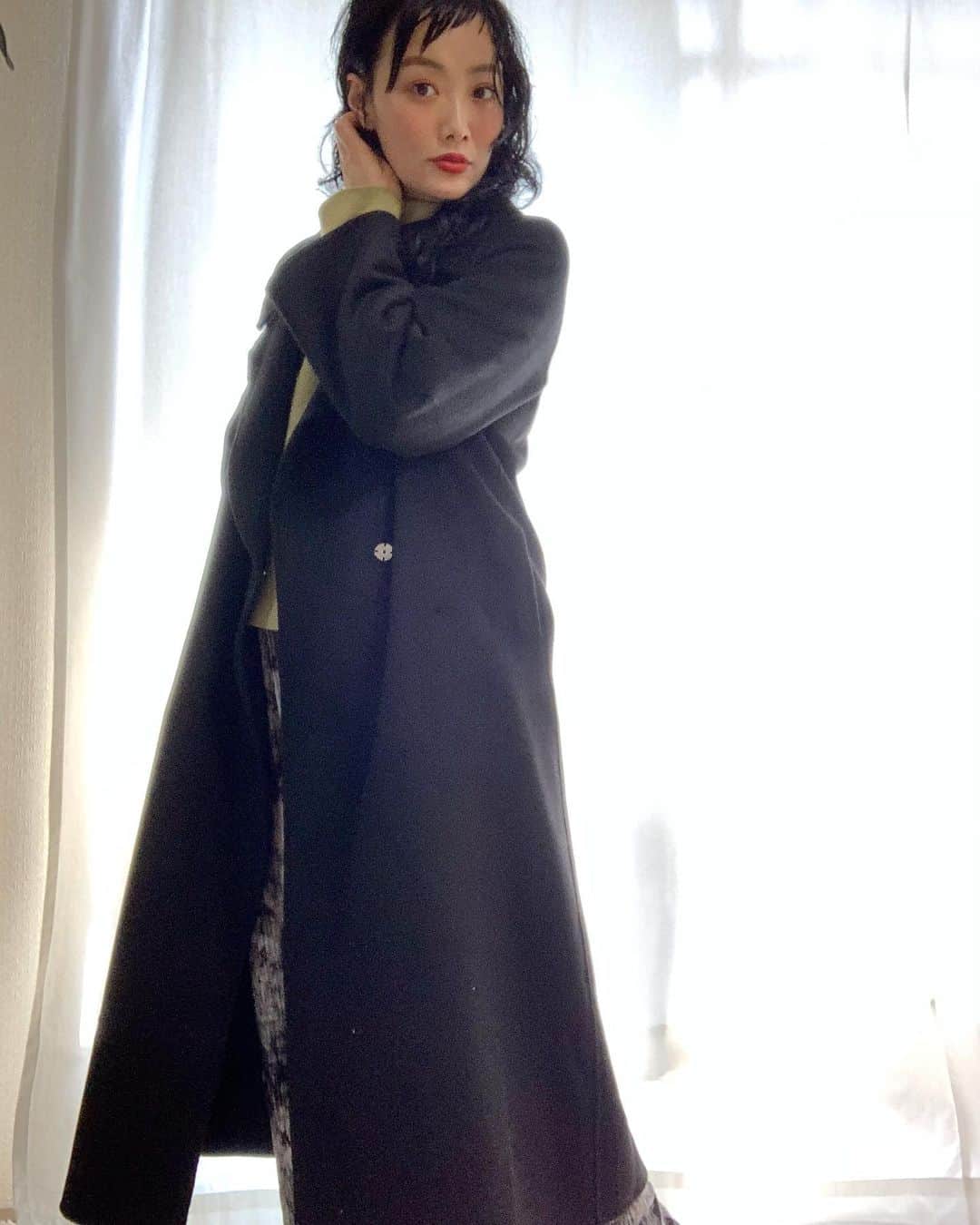 田中真奈美のインスタグラム：「@amail_official の【Natural wool coat】💕 . ふくらはぎまでの丈のコートって嬉しい🎶✨飽きがこないデザインだから来年も着れます💕💕💕 私の身長は159センチくらいです✌🏻👩🏻 . 今はSALE中で半額になってますよ😍🎶 . #switchmanami」
