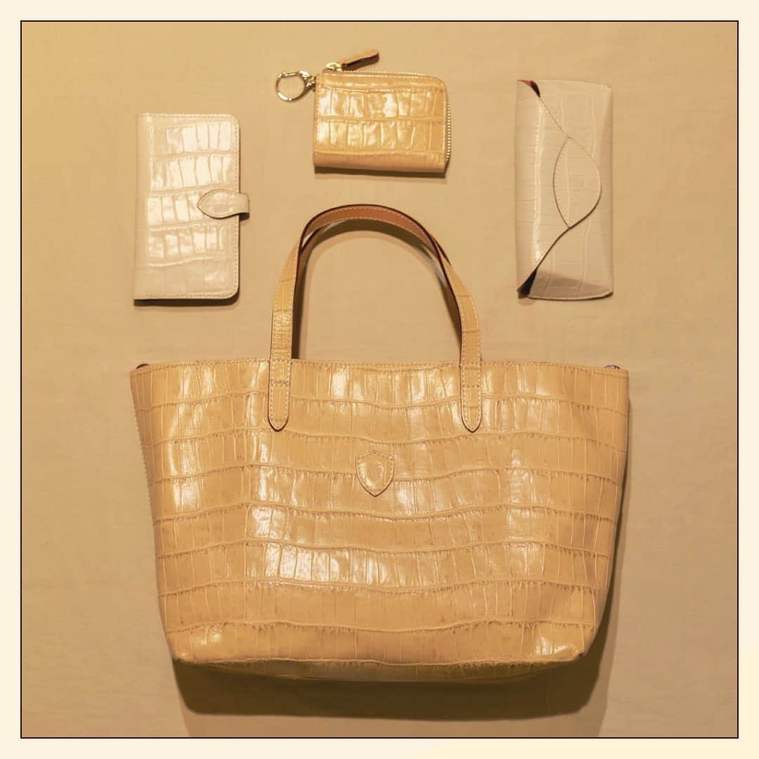 Felisi Japan 〔フェリージ〕のインスタグラム：「【Natural Color Shades】 . シーズンレス且つタイムレスな、 ベージュやナチュラル系のニュートラルカラー。 程よい艶感、そして上品さを感じるカラーの レザーアイテムは、トレンドへの感度の高い貴方の スタイリングへそっと寄り添ってくれます。 . . ■Hand Bag Model No. 17/28/SA Price：¥71,500 . ■Wallet Model No. 1074/SA Price：¥35,200 . ■Glasses Case Model No. 732/SA Price：¥19,800 . ■Smart Phone Case Model No. 1030/SA Price：¥31,900 . . . #felisi #feisiselection #felisicollection #leathergoods #beige #naturalcolor #colorshades #wallet #bag #フェリージ #フェリージセレクション #フェリージコレクション #ベージュ #ナチュラルカラー #トープ #バッグ #ウォレット #ミニウォレット #革小物 #革製品 #レザーバッグ #かばん #鞄」