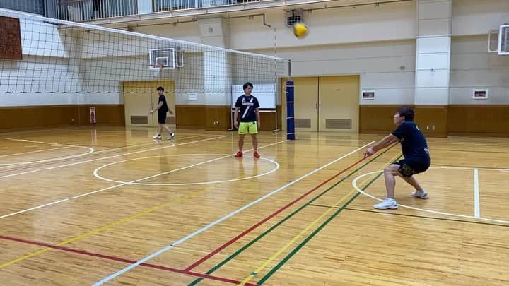 浅岡遥太のインスタグラム：「俺トスの上げ方変だな笑 左足がキャピって上がっちゃう。 なんで？？笑 トス下手だ🙄 てか2個目の動画のハル強っ🙄  #東京スリジエ﻿ #tokyocerisier #千代田区地域密着型バレーボールチーム #神田﻿ #tokyo #バレーボール﻿ #千代田区﻿ #chiyoda #地域密着型﻿ #地域密着 #volleyball﻿ #beachvolleyball #dalponte﻿ #とまり木整骨院﻿ #ティーエルサービス #神田和食そらみち﻿ #神田丸屋　 #武蔵家酒店 #大塚製薬 #tomatsubmw #ママネーナの学校 #colancolan #さんくーる #sandblock #ZAMST　 #ZAMSTチャレンジャー」