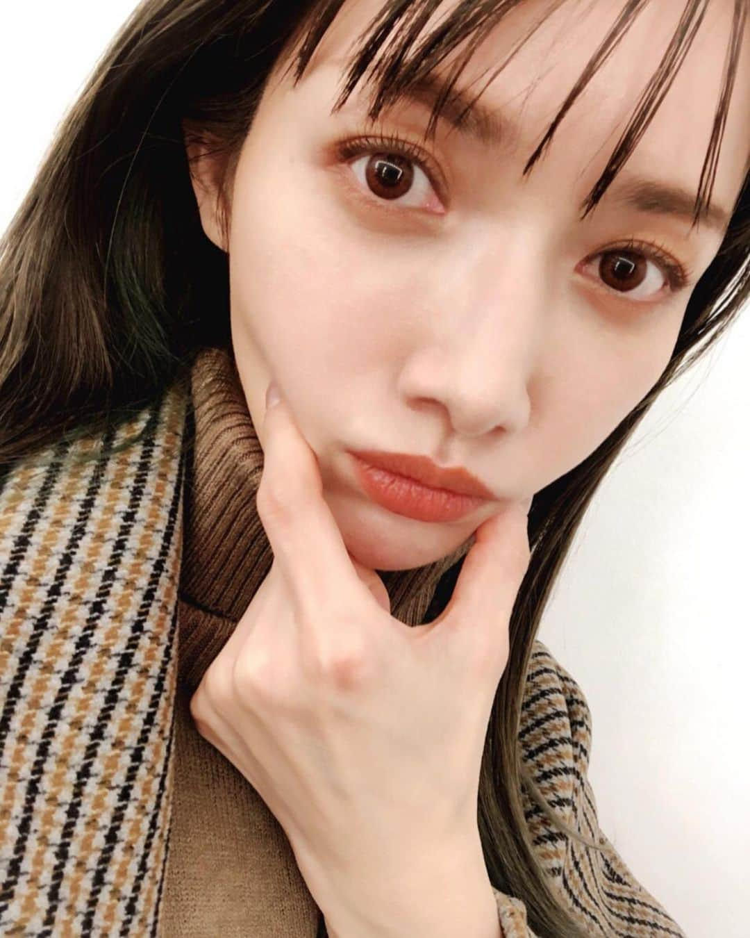 後藤真希さんのインスタグラム写真 - (後藤真希Instagram)「愛ちゃんとLINEで今後の予定について寝る前まで盛り上がってたよ🌃 昨日のメイクはNAYAさん💚初めてメイクして頂きました💄アイラインはシャドウで目尻のみぼかす感じでした💛コスメ何が優秀かってメイク中トークして楽しかった。  #NAYAさんメイク #チェック柄 #グリーンヘア #色持ち抜群 #VOCE」1月20日 13時16分 - goto_maki923