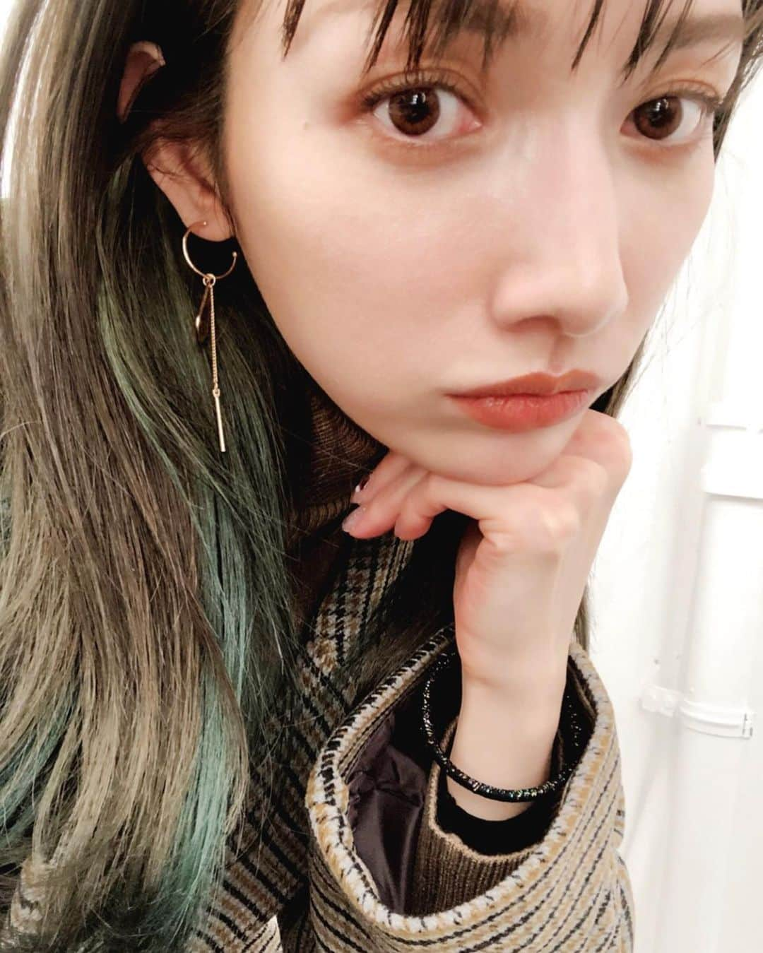 後藤真希さんのインスタグラム写真 - (後藤真希Instagram)「愛ちゃんとLINEで今後の予定について寝る前まで盛り上がってたよ🌃 昨日のメイクはNAYAさん💚初めてメイクして頂きました💄アイラインはシャドウで目尻のみぼかす感じでした💛コスメ何が優秀かってメイク中トークして楽しかった。  #NAYAさんメイク #チェック柄 #グリーンヘア #色持ち抜群 #VOCE」1月20日 13時16分 - goto_maki923