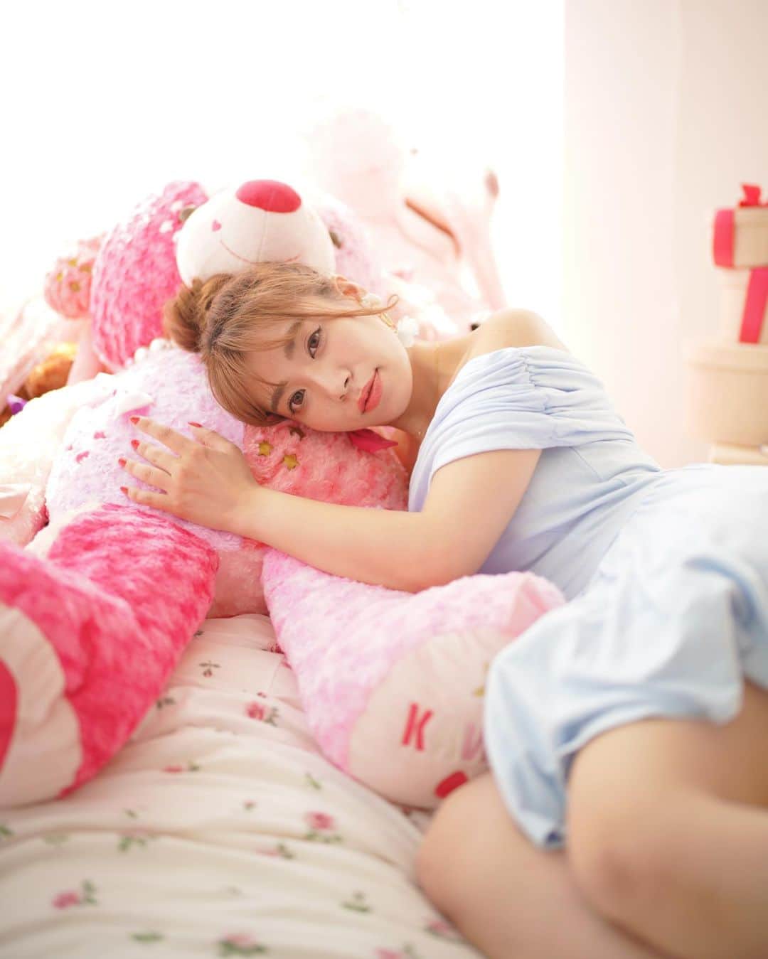 中村かなのインスタグラム：「私がオーナーのピンクのお部屋💖 @pinky_room_nagoya  ・ ・ もうすぐOPENから1年が経ちます🥺 おととしの12月にスタジオやるって決めてから、すぐに契約して急いで内装考えて、2月の頭にOPEN🤣 確か縁起がいい日と週末が重なるのが2/16でどうしてもそこにしたかったような🤔🤣 ・ みんなをびっくりさせたくて🥺 OPENまではひとりで(正式には父母には相当手伝ってもらいました) 寝る間を惜しんで準備をしました😂 ・ OPENしてからはお友達やモデルさん、ファンの皆様に 備品や衣装まで頂きw 掃除もしてもらったり😂 甘えまくり😂😂😂 ・ まさかの、コロナ一色の一年でしたが😂 なんとか1周年を迎えられるのも、みなさまのおかげです😭🙏💖 ・ この場をお借りして いつもピンキールームと私を応援してくださって🥺🙏 ありがとうございます😭💖 ・ パーティー好きだから 1周年はパーっとイベントやりたかったけど… できないねえ🤣 ちょっとしたキャンペーンや時期をずらしてなにか…企画中なので ✔️LINE@のお友達追加 ✔️ @pinky_room_nagoya のフォロー ぜひぜひお願いします🥳💕 ・ ・ 📸 @obachanfa18  ・ ・ ・ #ピンキールーム #pinkyroom #かな企画撮影会 #撮影会　#一眼レフ初心者 #ポートレート　#ポートレートモデル#グラビア #キラキラメイク #japan_of_insta #art_of_japan_  #グラビアモデル  #コスプレ　#グラビアアイドル #ピンク好きな人と繋がりたい #ig_japan #ファインダー越しの私の世界 #名古屋カメラ部 #東京カメラ部 #東海カメラ部 #東海カメラ倶楽部 #ポトレモデル #写真好きな人と繋がりたい #名古屋撮影会 #名古屋　#nagoya #nagoyajapan #portrait #cosplay #japanesegirl」