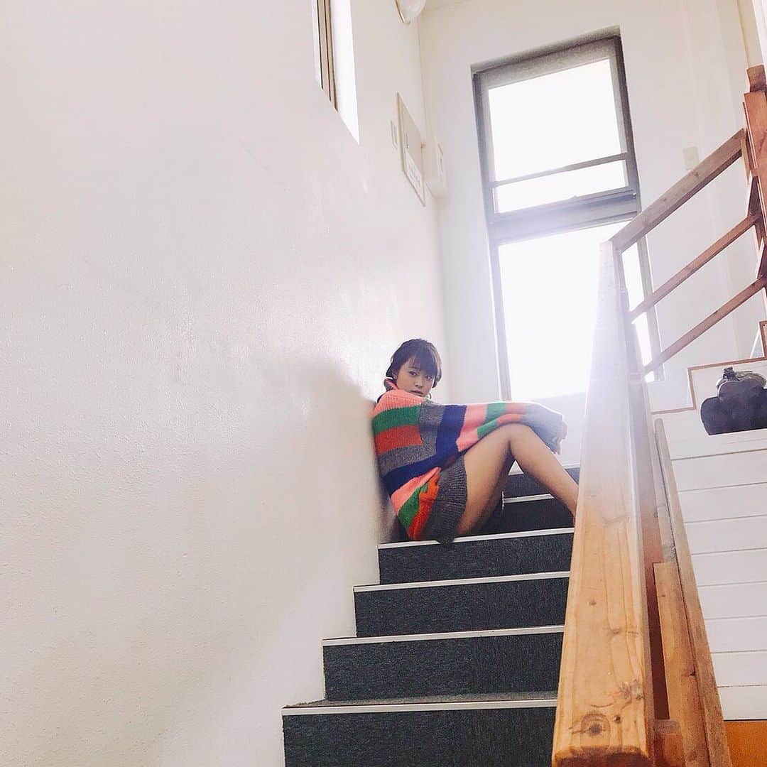 島崎由莉香さんのインスタグラム写真 - (島崎由莉香Instagram)「. . . 部屋着とかゆるーい感じの撮影したいなーって☺︎ . . 久々にグラビア時代のオフショット🦒 . . . 急に寒くなったから皆体調気を付けてね🥲 . . .」1月20日 13時21分 - yurika_shimazaki