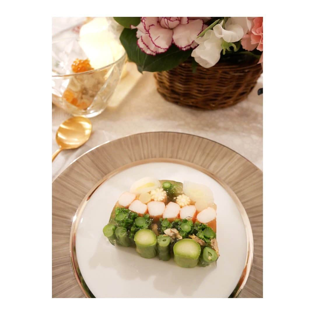 長野美郷さんのインスタグラム写真 - (長野美郷Instagram)「野菜のテリーヌ🥬  長ネギ オクラ ヤングコーン ホワイトアスパラ カニ 菜の花 アサリ グリーンアスパラ いんげん  はい、 盛り込みすぎました😂  #テリーヌ #野菜のテリーヌ #おうちごはん #なんとか固まりました #ギリギリセーフ ？😂 #大雑把 な性格が出ています」1月20日 13時21分 - misato_nagano_1127