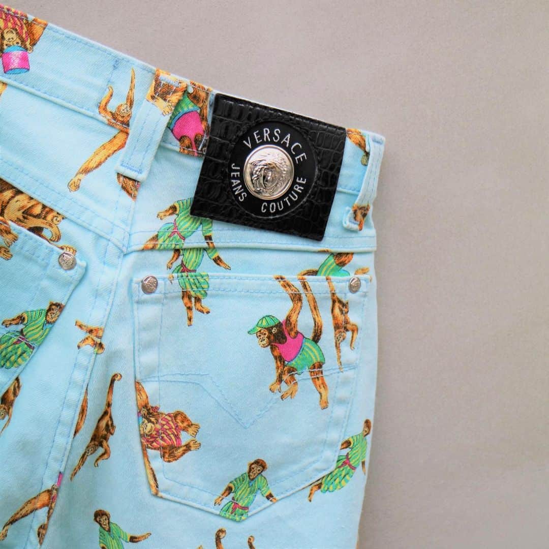 Vintage Brand Boutique AMOREさんのインスタグラム写真 - (Vintage Brand Boutique AMOREInstagram)「Vintage VERSACE monkey print pants size 38 (24inch)  Webstore product code: AO19451  ✈️Free Shipping Worldwide 📩DM for more info and pricing  ➡️info@amorevintagetokyo.com   #versace #vintageversace #gianniversace #vintage」1月20日 13時24分 - amore_tokyo