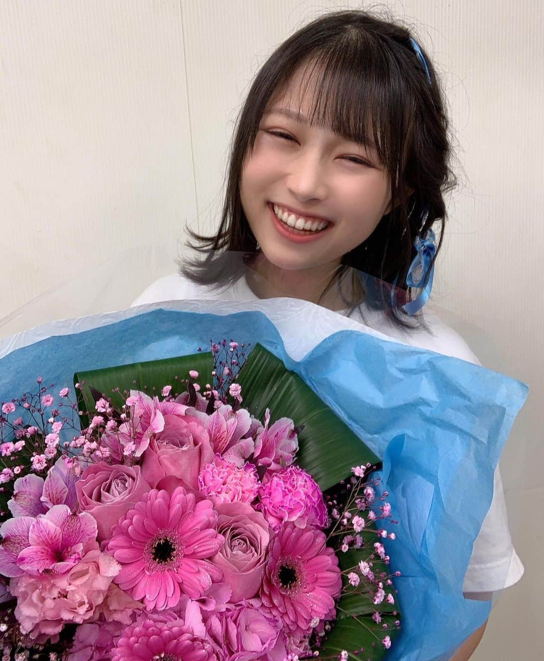 望月ひかりさんのインスタグラム写真 - (望月ひかりInstagram)「elsyがNo.1！☝️✨本当にありがとう🥰💐💓  さらに頑張るのでよろしくね🥰  #アイドル #地下アイドル #花束 #flowers #ヘアアレンジ #hairstyle #ショートヘア #ボブ #リボンアレンジ #編み込み #外ハネ #外ハネボブ #idol #黒髪ボブ #fff #f4f #l4l #lfl #tokyo #followｍe #likeforlikes #followforfollowback #japan #いいね返し #좋아요반사 #팔로우백 #뷰티스타그램 #메이크업 #얼스타그램 #아이돌」1月20日 13時38分 - hikaringo_mochizuki