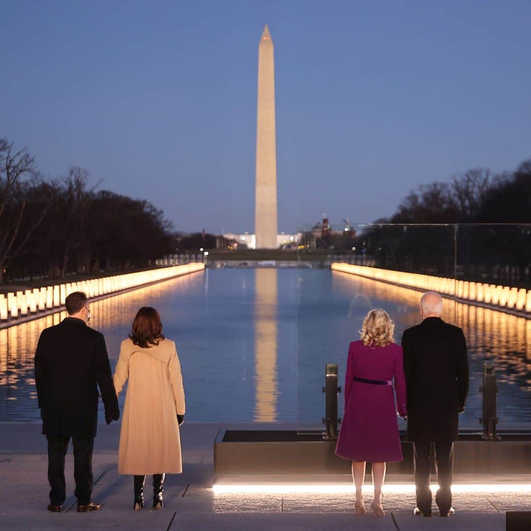 E! Onlineさんのインスタグラム写真 - (E! OnlineInstagram)「On the eve of the Inauguration, President-elect Joe Biden, Vice President-elect Kamala Harris and their respective partners look out across the Lincoln Memorial Reflecting Pool. 400 lights honor the 400,000 Americans who have died from COVID-19. (📷: Getty)」1月20日 13時30分 - enews