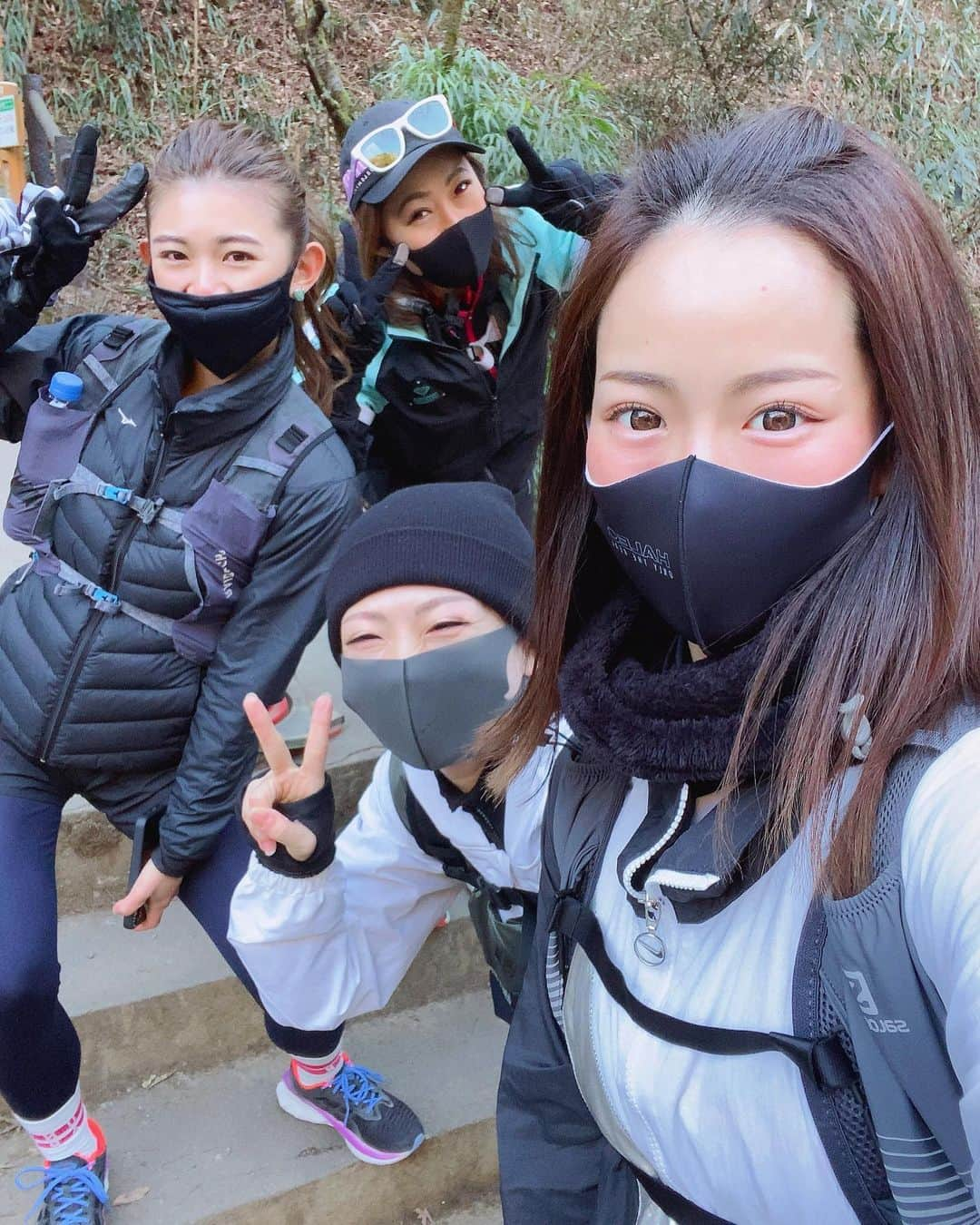 さーたんさんのインスタグラム写真 - (さーたんInstagram)「* * * 高尾山でトレランしてきたよ⛰🏃‍♀️☀️ 天気良すぎて最高に気持ちよかった✌️ * ちょうど1年前の今頃に 高尾山でトレランデビューをして あの時は序盤から死にそうだったんだけど 今日は楽々で自分の成長を感じました🥲👏 継続は力なり🔥 * にしてもトレランはまじいい負荷😇 平地じゃものたりなくなってきてるので😇笑 来週もいこーっと⛰☀️ * * * #山 #自然 #自然が好き #トレラン #トレイル #トレイルランニング #トレラン女子 #トレイルラン #ネイチャー #ランニング #ダイエット #diet #痩せる #食べて痩せる #ダイエットを楽しむ #ポジティブ」1月20日 13時33分 - saachi_10