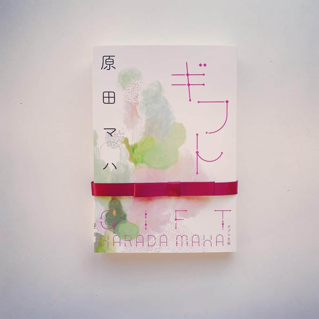 大手小町のインスタグラム：「近所の本屋さんでなんとなく買いました。原田マハのギフト文庫版。何気ない日常にある喜び。小町世代の心を優しく包んでくれるような短編集です。  #otekomachi #大手小町 #原田マハ #ギフト #読書 #読書ノート #読書女子 #読書記録 #読書日記 #読書メモ #読書の時間 #読書好きな人と繋がりたい #book #bookstagram」