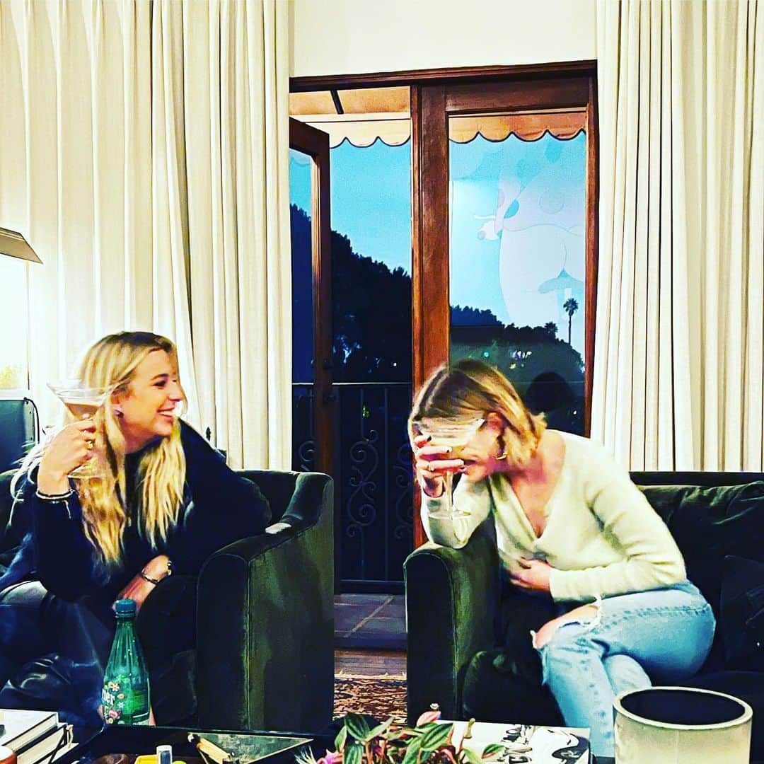アシュレイ・ベンソンのインスタグラム：「Mk&A back together. Cheers AP」