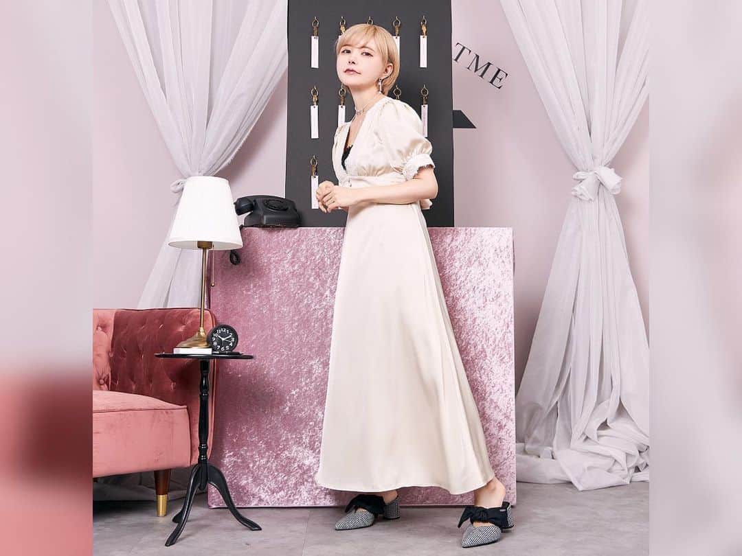 EATMEさんのインスタグラム写真 - (EATMEInstagram)「1.20 update… 2021 SS WEB展示会情報🌹 #EATME_webexhibition2021SS . ➡︎画像はスワイプしてCHECK✔︎ . ‪🏨WEB展示会3月アイテムランキング‪🏨 1位  #リボンミュール 2位  #レディワンピース 3位 #オープンカラーマキシワンピース . #EATMENEWS 2021 SPRING&SUMMER WEB EXIHIBITION at RUNWAY channel&ZOZOTOWNを1月22日（金）まで開催中です✨ .  TOPページのURLより、WEB展示会ページへ入ることができます🏃‍♀️ @eatme_japan .」1月20日 13時44分 - eatme_japan