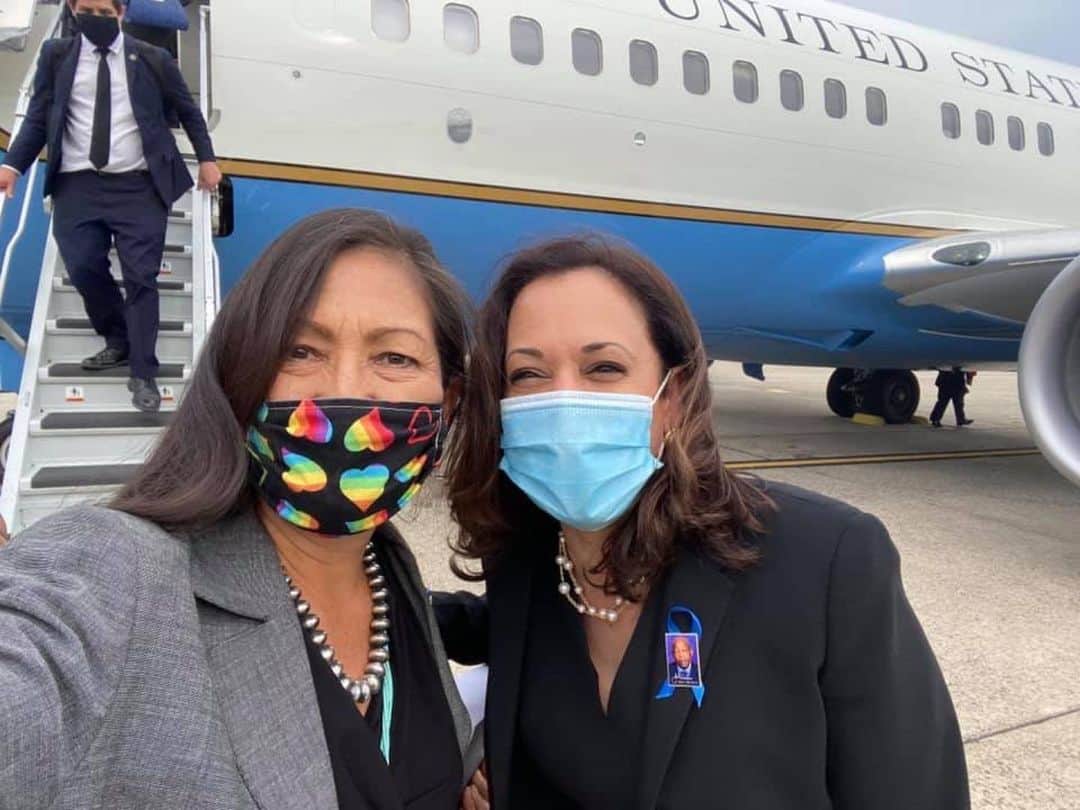 メアリー・マクドネルのインスタグラム：「Hello Ladies... my heart explodes about every 15 minutes tonight and will do so all tomorrow. And... I can’t stop crying #GlassCeilingsBroken @kamalaharris @repdebhaaland」