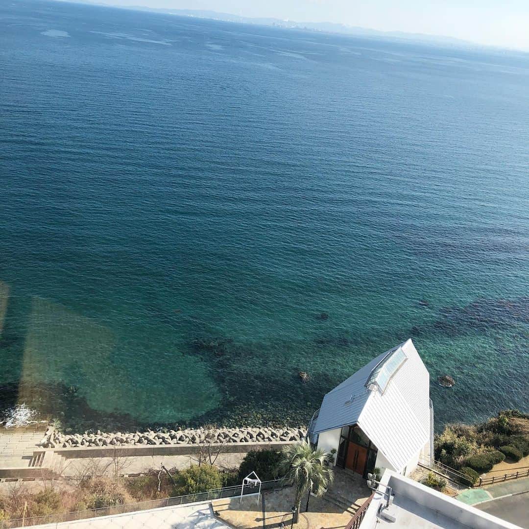 別府湾ロイヤルホテル(ブライダル)【大分】【結婚式】のインスタグラム：「ホテル&リゾーツ別府湾　13階から見えるチャペルも素敵です💕 今日はお天気も良く、海も透きとおっております まるで、南国リゾートのよう…🌴  記念日、思い出、大切な人と…  リゾートの日出町へ是非！  #ホテルアンドリゾーツ別府湾　#別府湾ロイヤルホテル #別府湾結婚式　#海の上のチャペル　#別府湾  #大分県結婚式　#別府市結婚式　#日出町結婚式　#プレ花嫁　#結婚式迷う　#家族婚　#ホテルで家族婚　#気軽にホテル　 #コロナに負けるな　#エール婚　#ドレス#ファミリー挙式　#食事会ウェディング　#お食事会　#大分県　#別府市　#日出町」