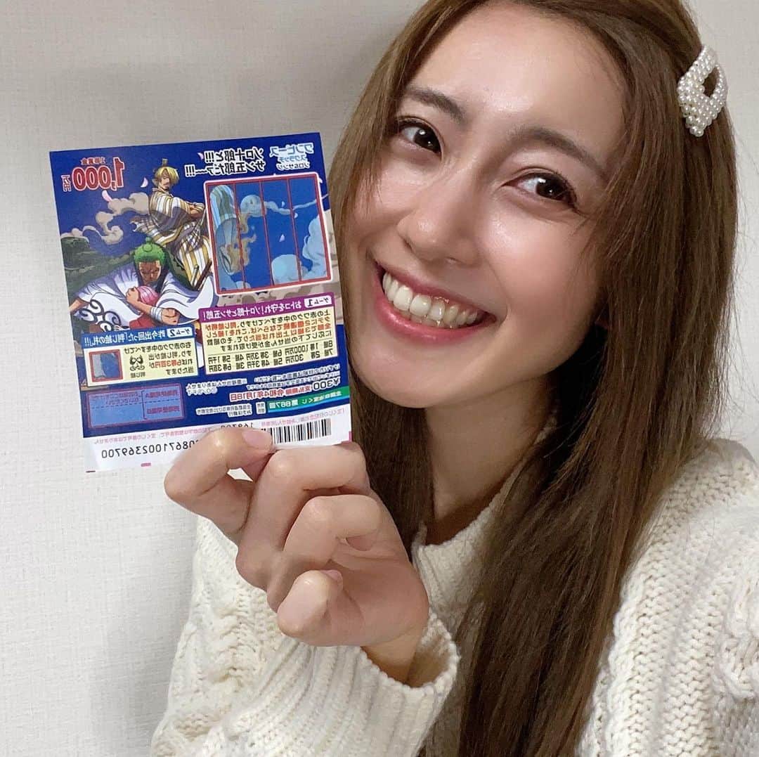 のインスタグラム：「第1回 スクラッチでホームラン  YouTubeに公開しました!!! 宝くじが大好きな私の完全なる趣味動画です。 今回はワンピーススクラッチのゾロ＆サンジに挑戦!!! 一等は1000万円!!!  編集が間に合わなくて、長〜い動画になってしまいましたが、よかったら見てください🥺  https://youtu.be/LY3y64m_qyk  #宝くじ #スクラッチ #youtube  #ワンピース」