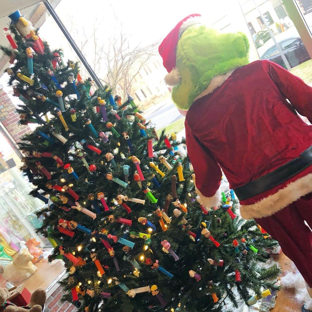 白渚すずのインスタグラム：「PEZ tree🎄  Tree found in the show window of an antique shop.  アンティーク好きな知人に連れられて… アンティークショップ巡りにハマってしまいました。 一期一会や、質と値段との匙加減など奥深し。 素敵なお店もあれば、ガラクタしかない様なお店もあったり… まるで宝物探し‼︎ ・ #antique#antiques#antiqueshop#antiquestore#americanvintage#vintage#pez#peztree#christmastree #クリスマスツリー#ペッツ#ペッツツリー#アンティークショップ#ヴィンテージ#アメリカンヴィンテージ#アメリカ#アメリカ生活 #ニューヨーク生活」