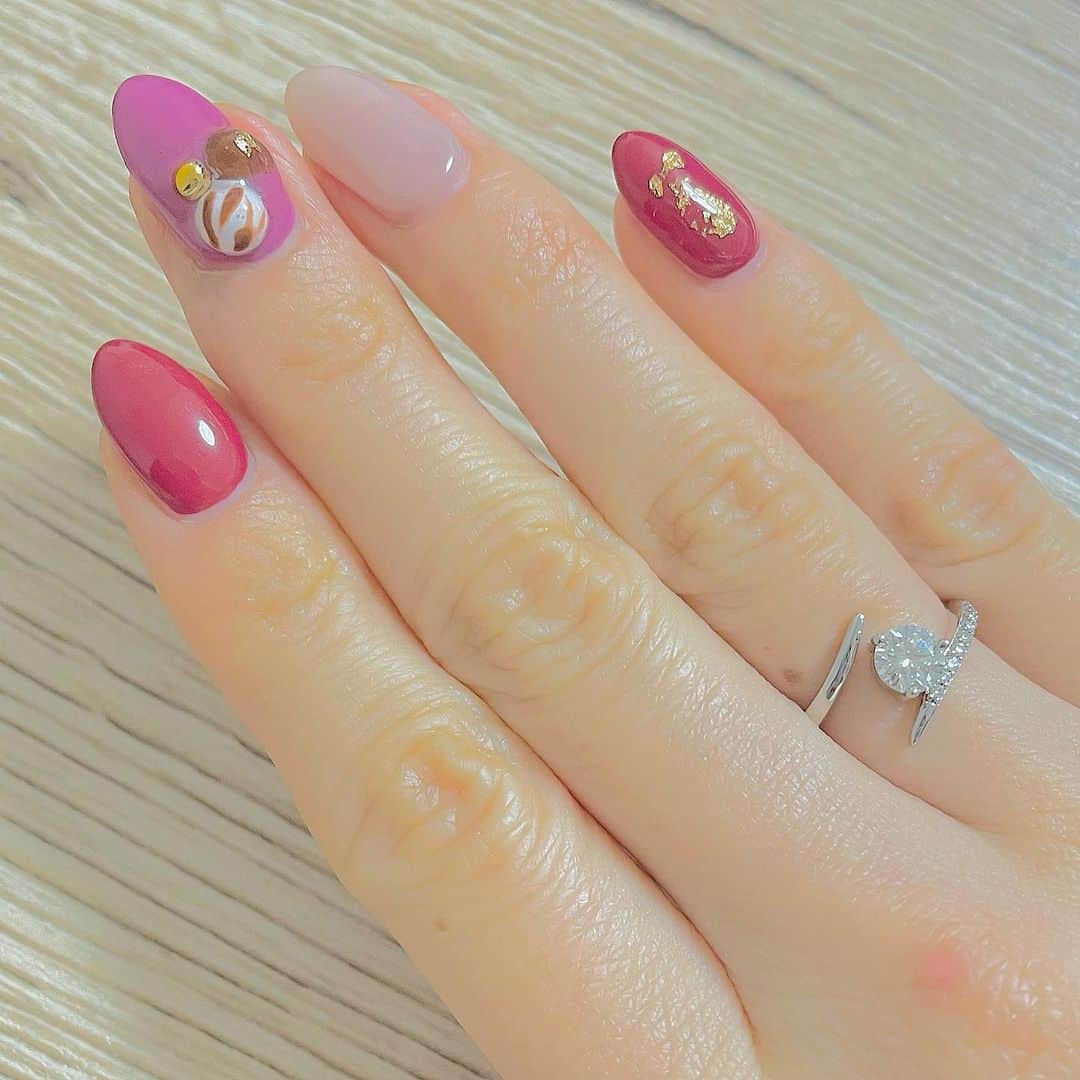 のインスタグラム：「バレンタインネイル💅とミーティア💍✨ @meteornewyork   可愛い😍今日は英語のネイティブ先生とのプライベートレッスンすっかり忘れてた💦 グループレッスンでロマンスの話したよ💁‍♀️ have a row with someone(口論する) chat someone up(ナンパする) とか、意外と知らなかった表現！ #ネイル　#バレンタインネイル　#ミーティア　#モアサナイト　#ジュエリー　#オトナ女子　#英語勉強　#大人の勉強　#勉強垢　#ピンクネイル　#チョコネイル」