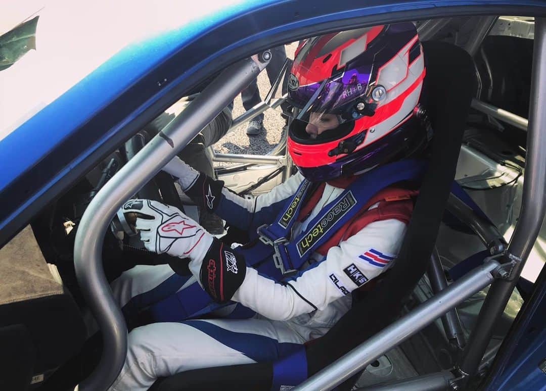 ハンナ・クインリヴァンのインスタグラム：「握緊自己的夢想，像賽車手一樣，冷靜、思考、選好方向、勇往直前！  一起往夢想，全力以赴，急速狂飆！  #叱咤風雲  現正熱映中」