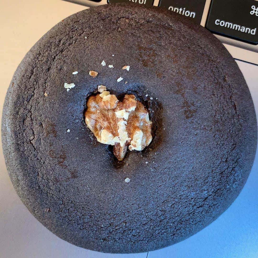 池内万作のインスタグラム：「おやつ。 スタバのクッキー。 #イケウチの背徳」